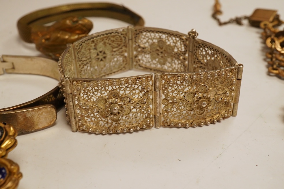 A quantity of assorted costume jewellery including an unmounted synthetic emerald, a white metal filigree bracelet, etc. Condition - poor to fair